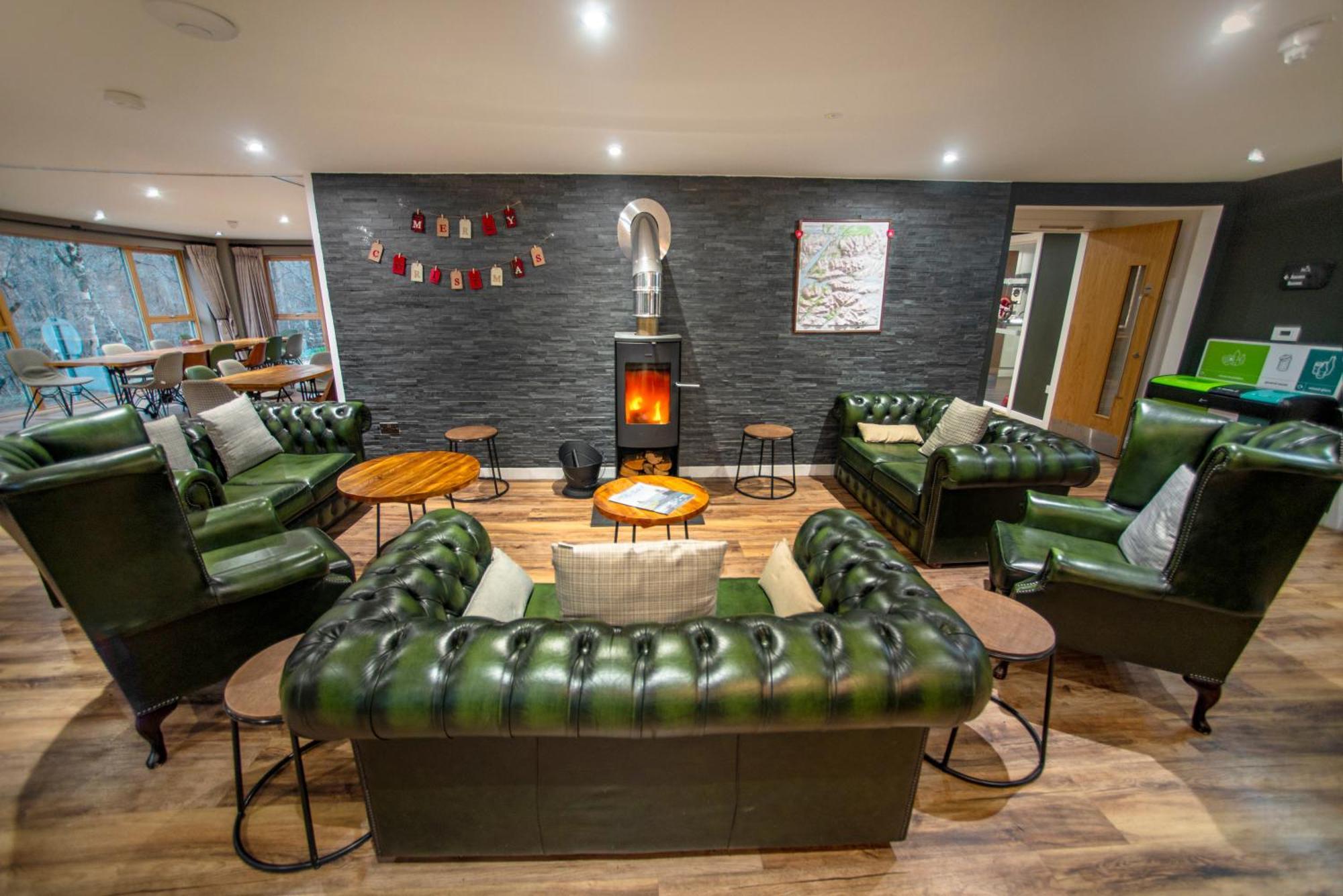 Glen Nevis Youth Hostel Fort William Dış mekan fotoğraf The lounge at the station