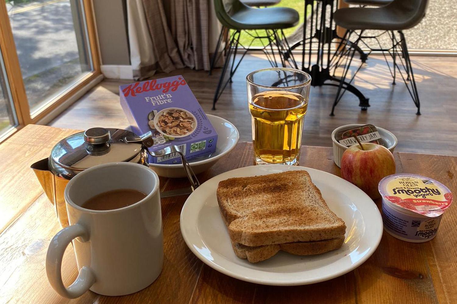 Glen Nevis Youth Hostel Fort William Dış mekan fotoğraf A breakfast with Kellogg's Fruit 'n Fibre